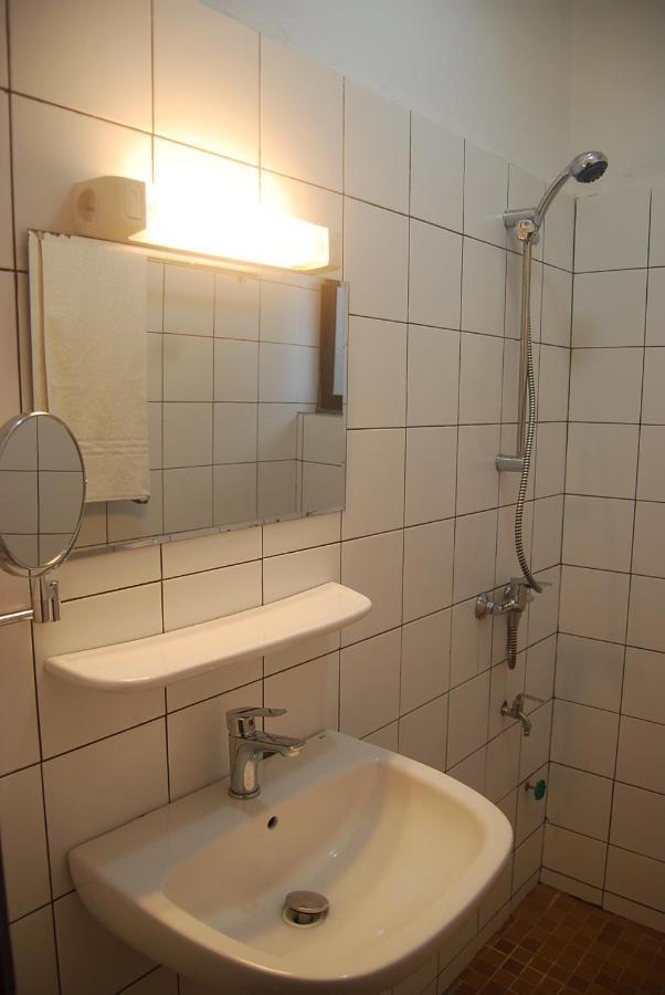 Karls Guesthouse Котону Экстерьер фото