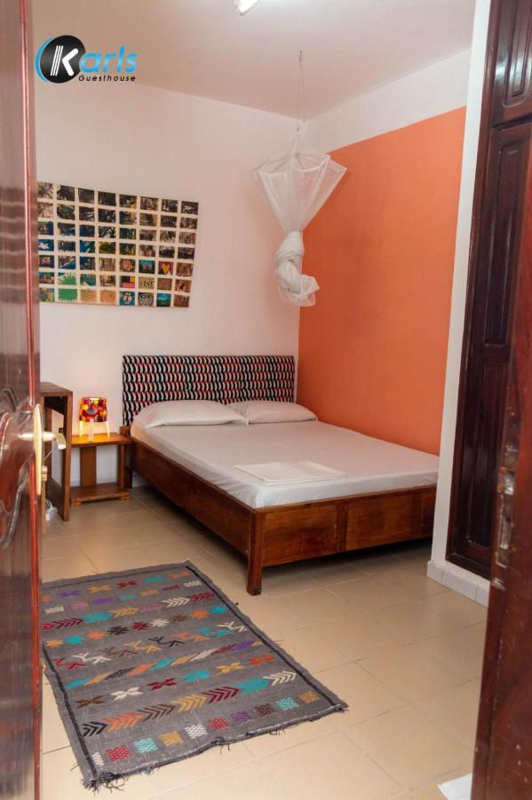 Karls Guesthouse Котону Экстерьер фото
