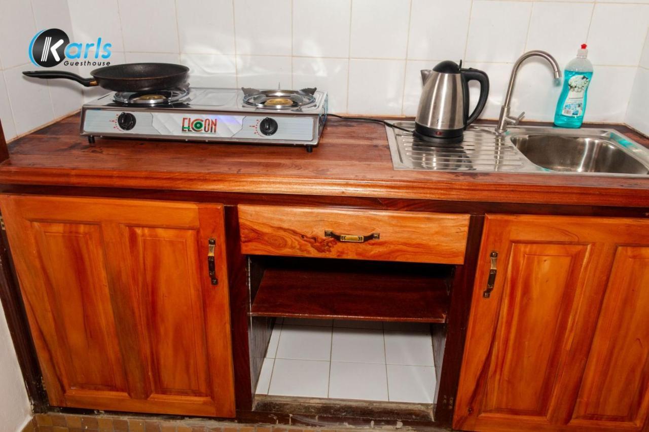 Karls Guesthouse Котону Экстерьер фото