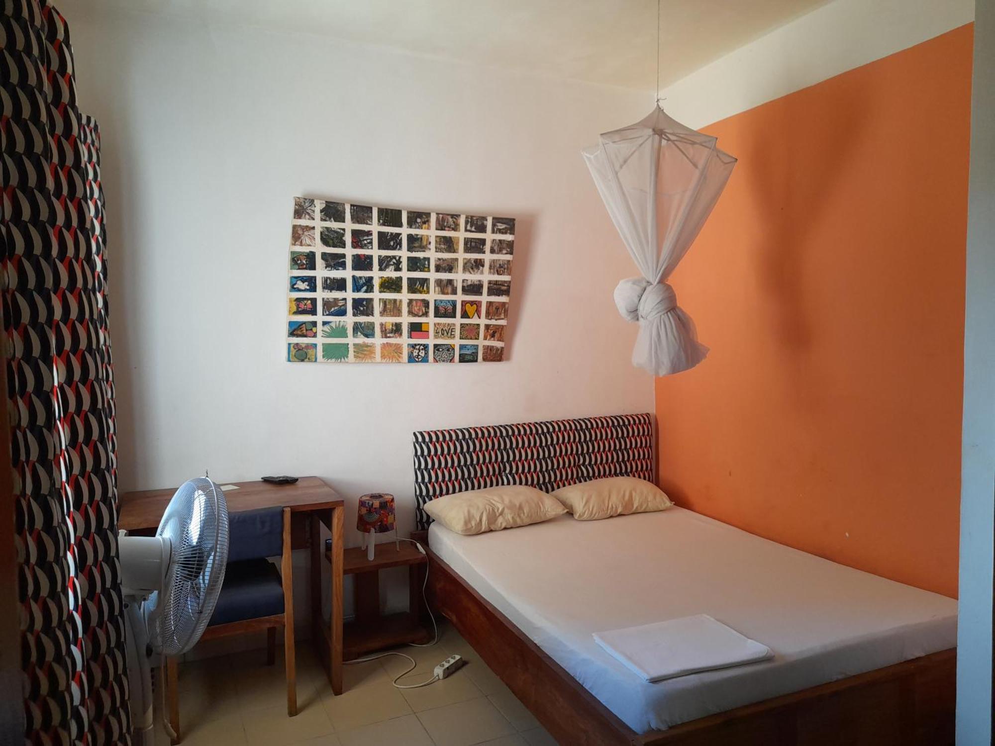 Karls Guesthouse Котону Номер фото
