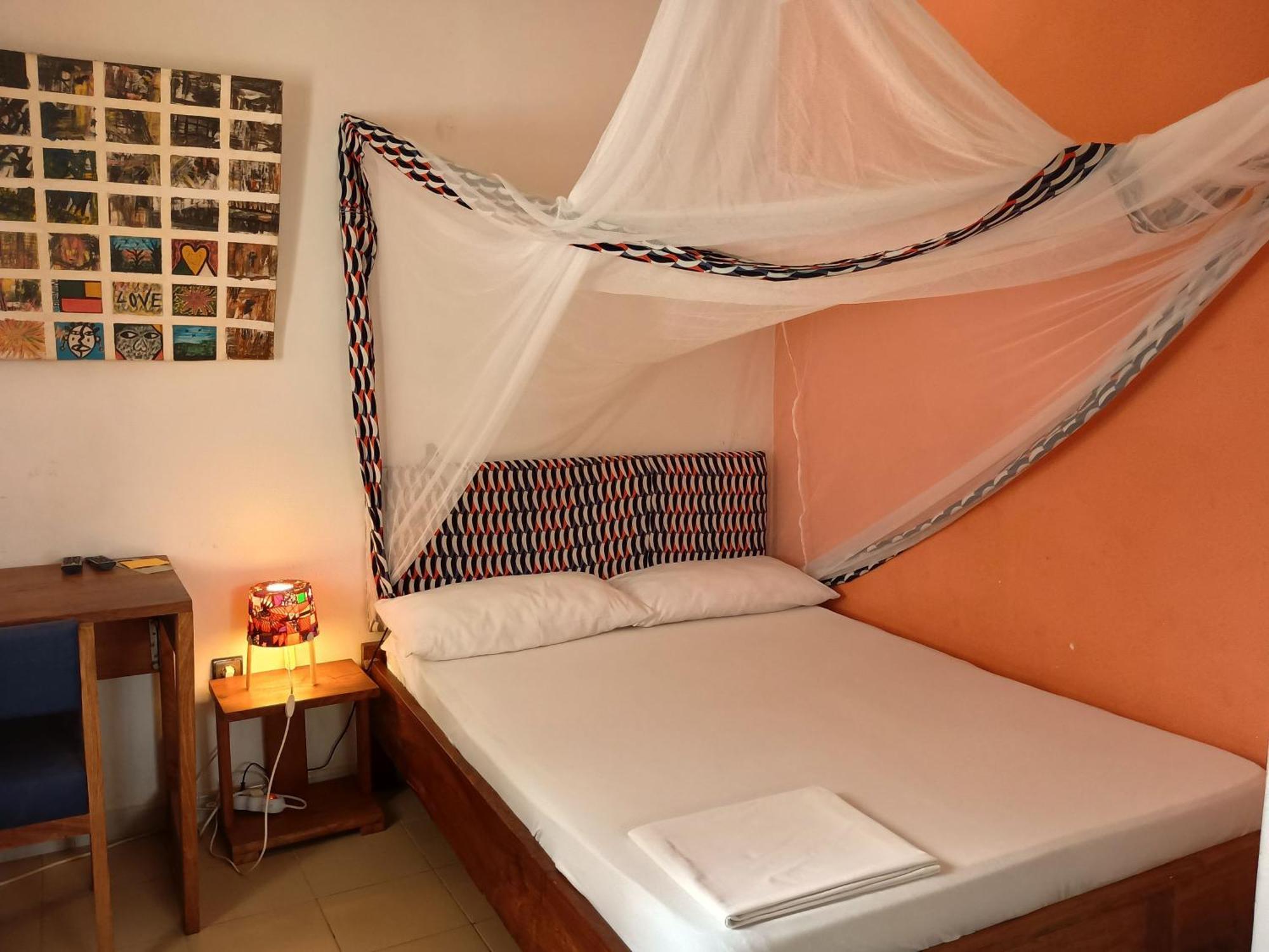 Karls Guesthouse Котону Экстерьер фото