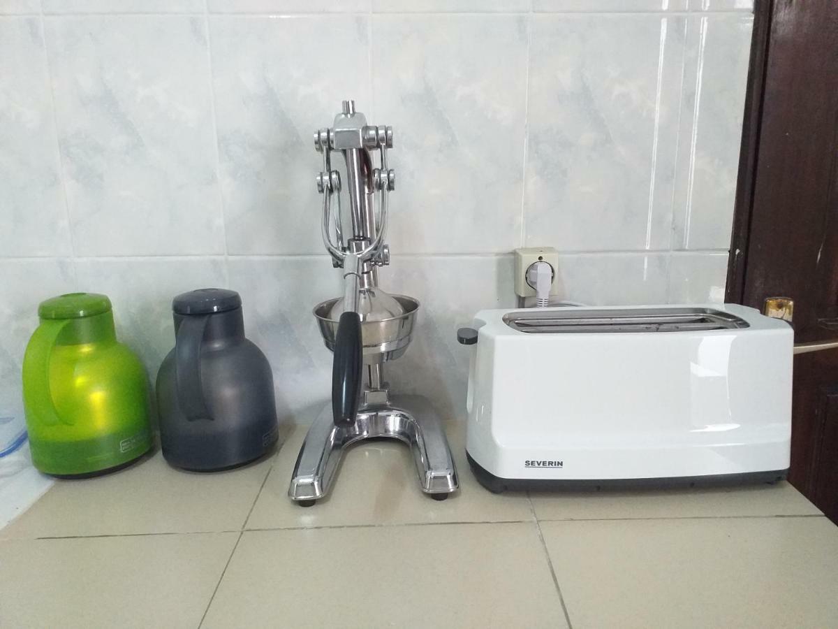 Karls Guesthouse Котону Экстерьер фото